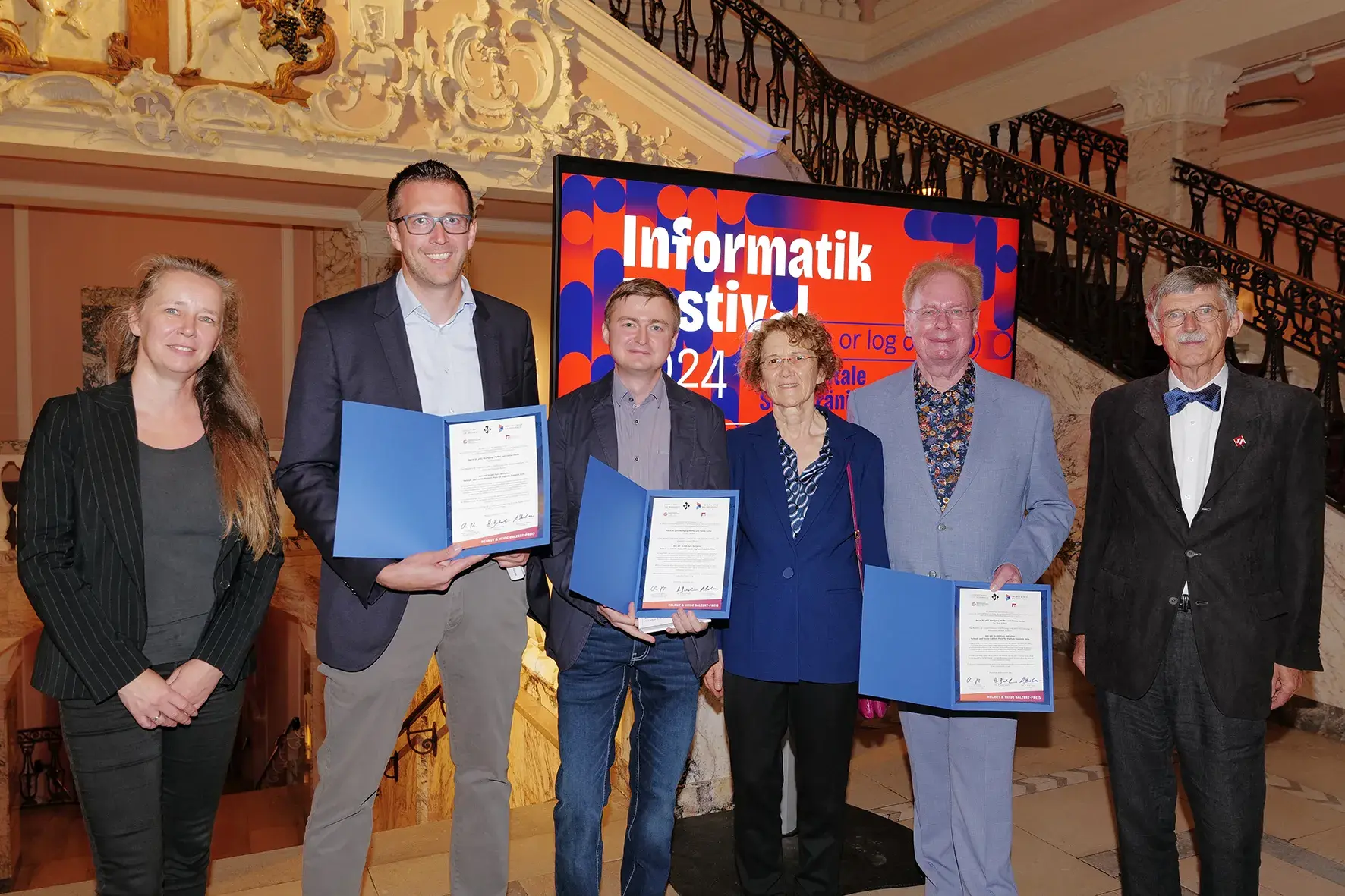 Ulrike Lucke (NFDIxCS), die beiden Preisträger, Heide und Helmut Balzert sowie ein Martin Glinz (SI), (© Mike Auerbach)