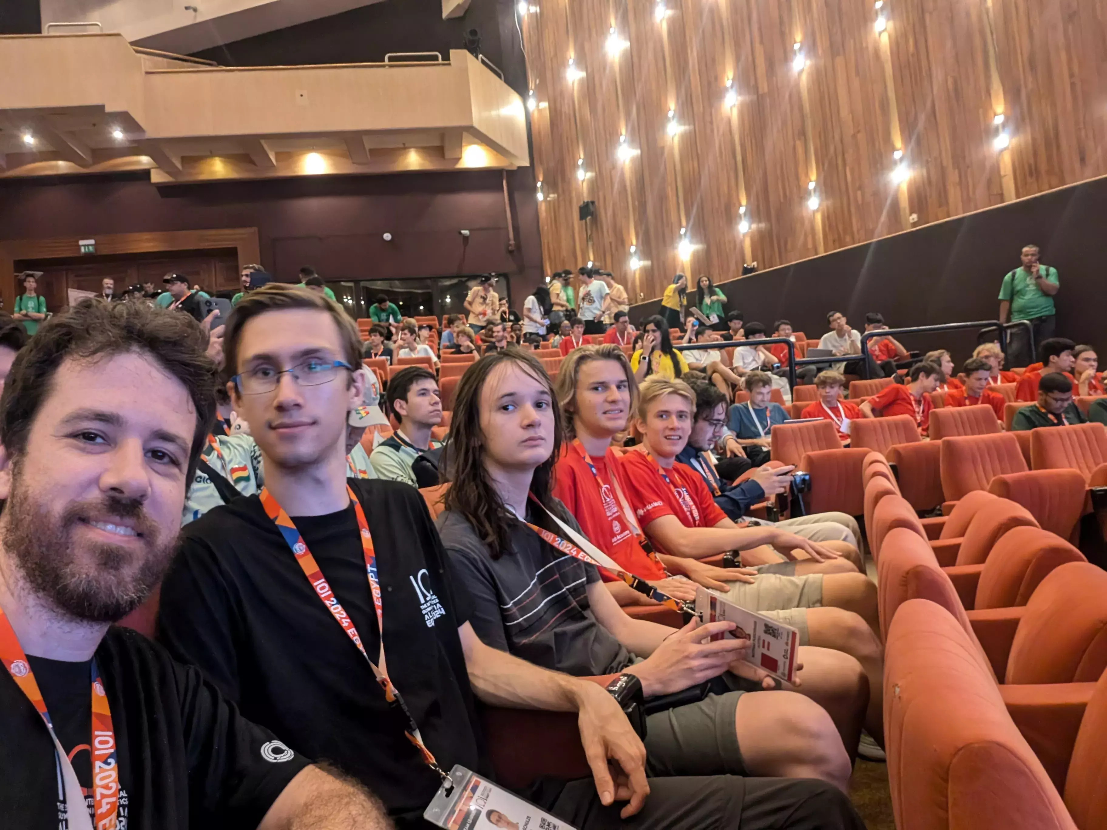 Das österreichische IOI Team bei der Eröffnung (Selfie).