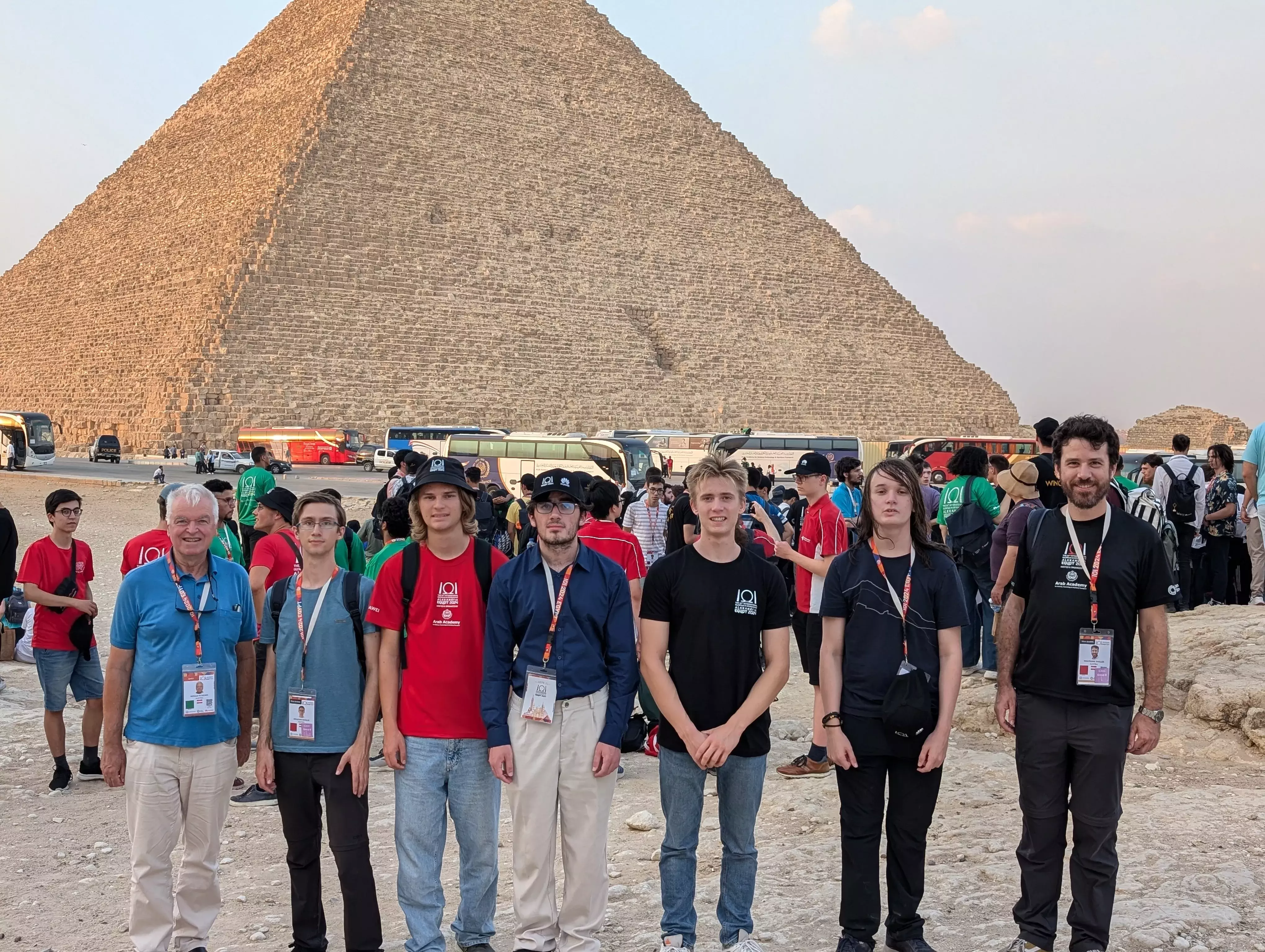 IOI Team Austria vor den Pyramiden