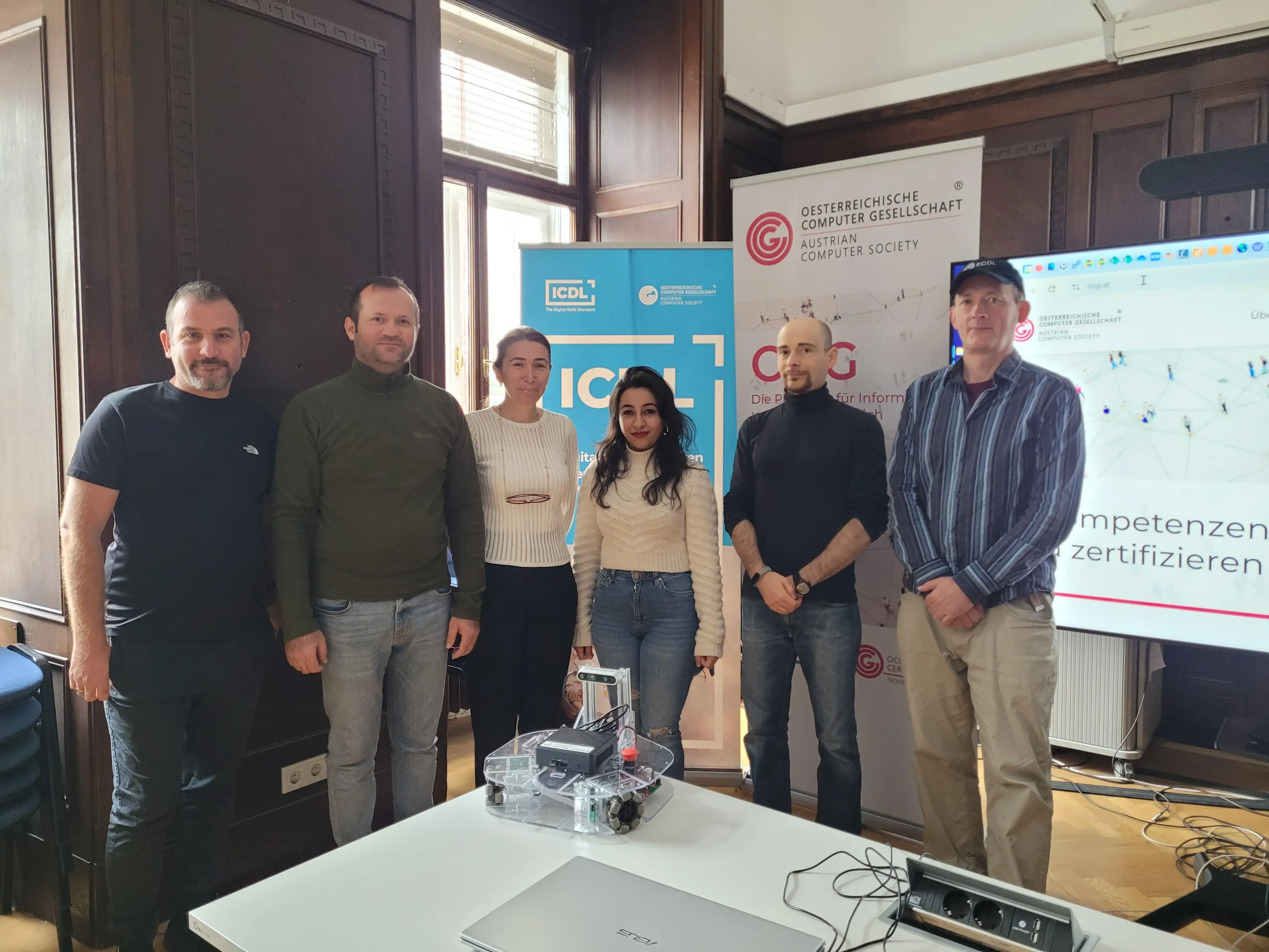 Vier Mitarbeiter*innen des Antalya Science Center, Martin Kandlhofer und Wilfreid Baumann (beide OCG) beim Besuch der OCG 