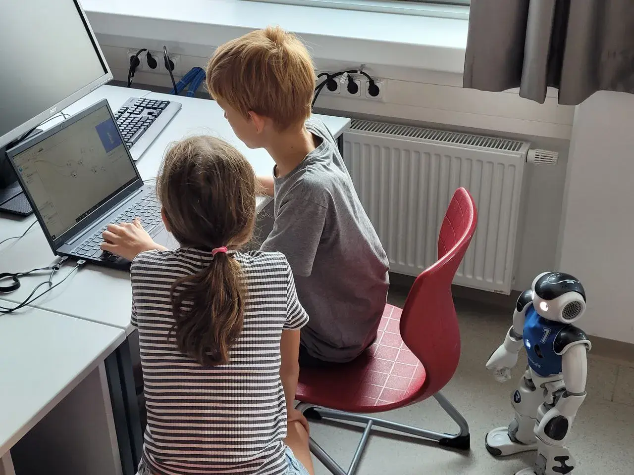 Zwei Kinder beim programmieren.