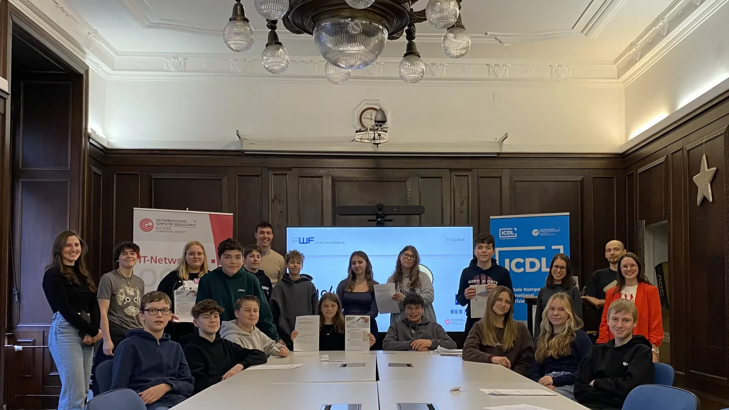 Die Schüler*innen der Mittelschule Irnfitz haben den Vis4Schools WS mitgemacht. Gruppenfoto im Zemanek Saal der OCG mit Workshop Leiter Martin Kandlhofer