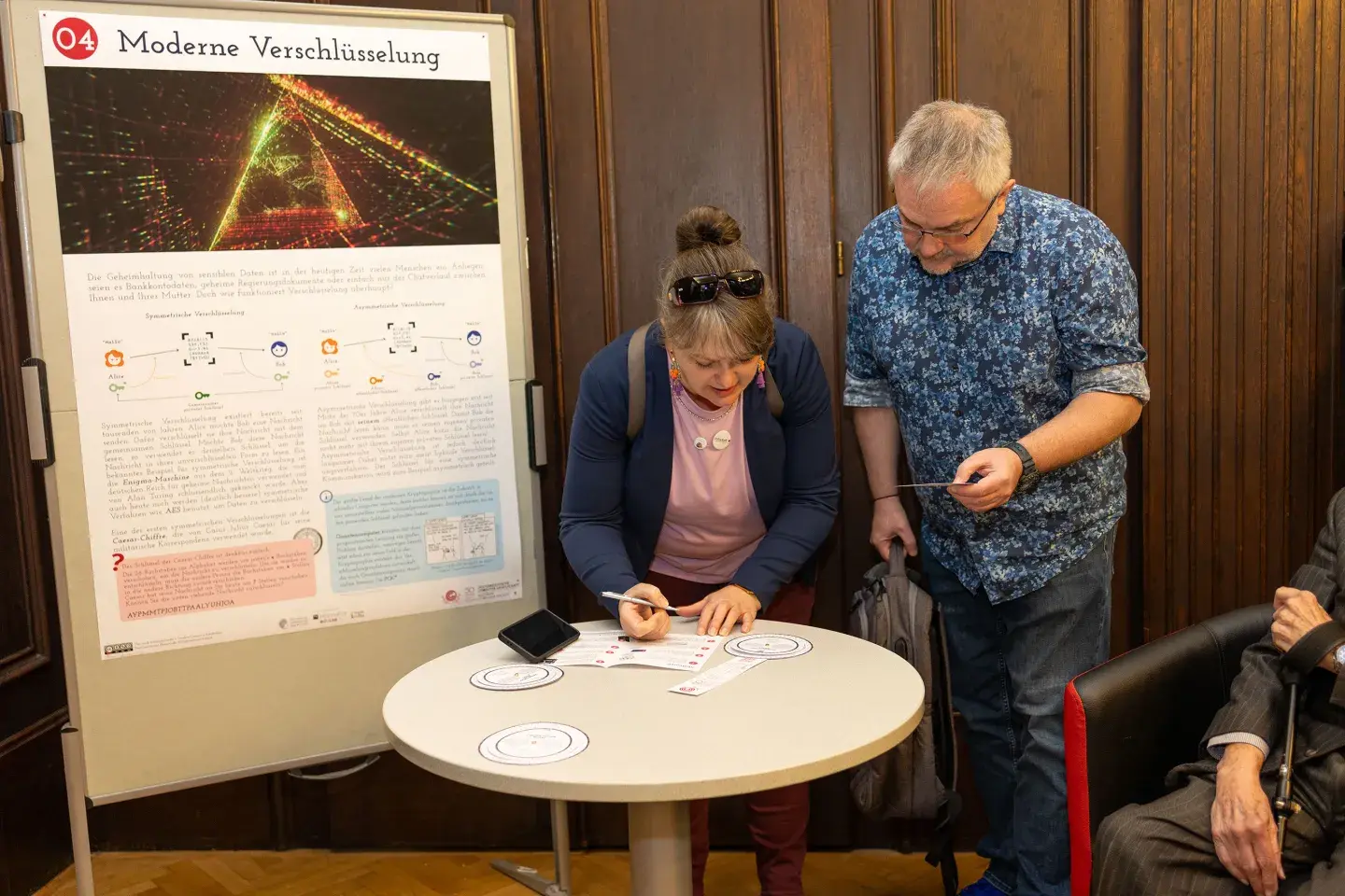 Ein Mann und eine Frau versuchen eine Geheimbotschaft, die mit der Caesar-Chiffre verschlüsselt wurde, zu entschlüsseln.