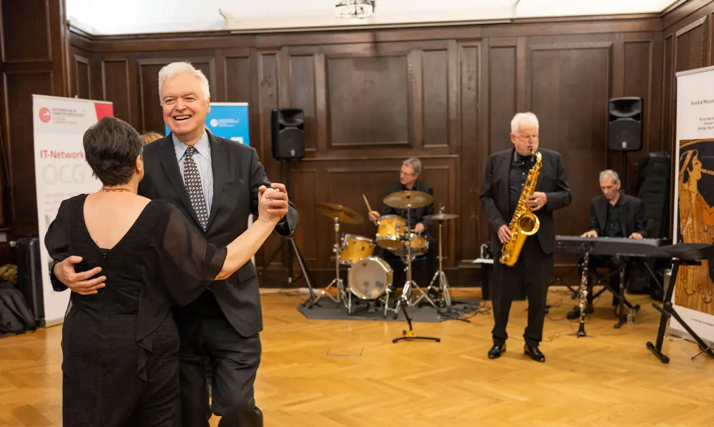 Gerald Futschek tanzt mit seiner Frau zum Bookie Mountain Jazz Trio.