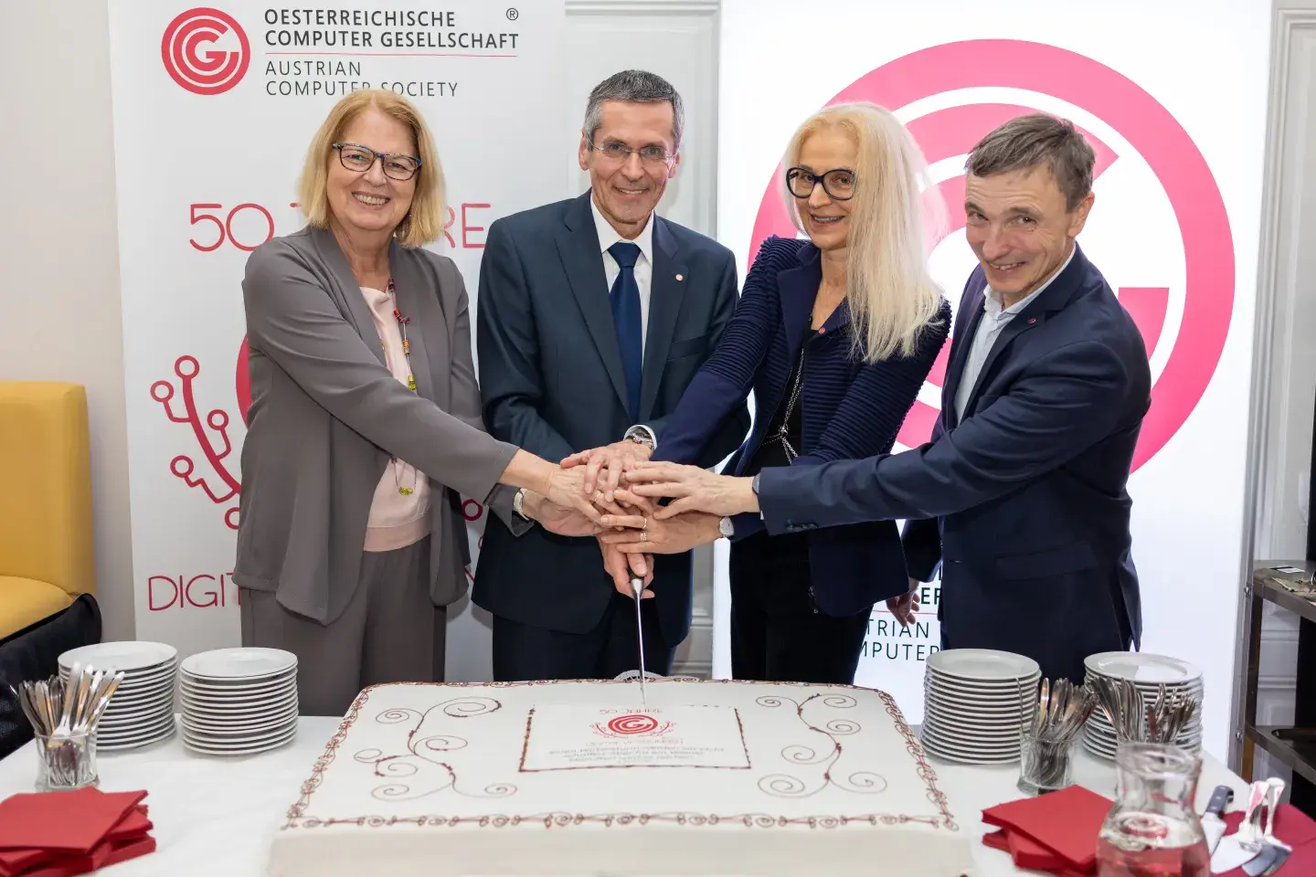 Ingrid Schaumüller-Bichl, Wilfried Seyruck, Eva Kühn und Ronald Bieber beim Tortenanschnitt - 50 Jahre OCG 