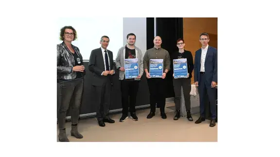 Gabriele Kotsis, Wilfried Seyruck und die Finalist*innen: Den ersten Platz erreichte Felix Schenk (Mitte), den zweiten Platz Nina Brandl (rechts) und den dritten Platz Mathias Wöß (links) und Hanspeter Mösenböck ganz links. Bei der Adam Preis Verleihung 2024