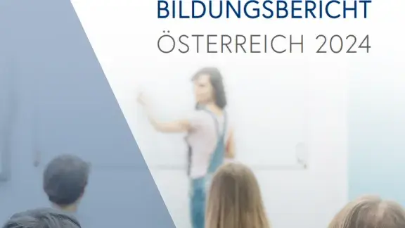 Nationaler Bildungsbericht 2024 Cover (Lehrerin steht vor einer Schulklasse an der Tafel, Schüler*innen-Hinterköpfe)