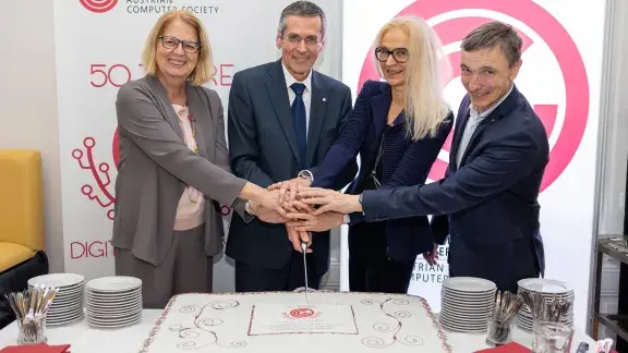 Ingrid Schaumüller-Bichl, Wilfried Seyruck, Eva Kühn und Ronald Bieber beim Tortenanschnitt - 50 Jahre OCG 